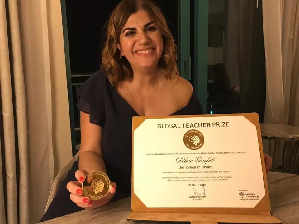 Brasileira Débora Garofalo é eleita a primeira Global Teacher Influencer of the Year 2026 pela Varkey Foundation em Dubai. Orgulho para a educação pública!